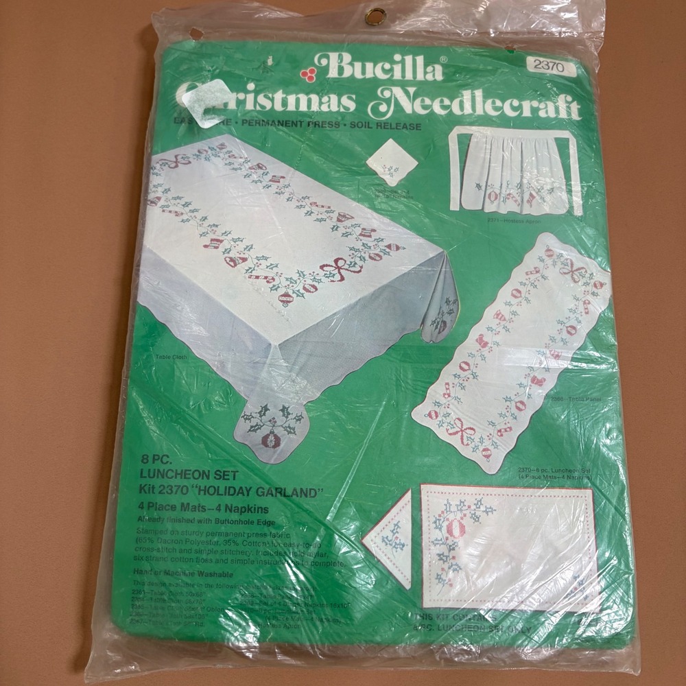 Bucilla Christmas Needlecraft Kit 2370 Holiday Garland 8pc Luncheon Set Vintage